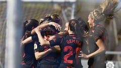 Las jugadoras de la Real Sociedad celebran un gol al Granadilla.