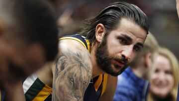 GFX25. SALT LAKE CITY (EE.UU.), 30/12/2017.- El jugador español Ricky Rubio de los Utah Jazz durante un descanso del partido de baloncesto de la NBA entre los Utah Jazz y los Cleveland Cavaliers que se disputa hoy, sábado 30 de diciembre de 2017, en el Energy Solutions Arena de Salt Lake City (EE.UU.). EFE/GEORGE FREY