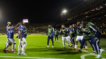 Millonarios' players celebrate after defender Elvis Perlaza's goal during the Copa Sudamericana group stage first leg football match between Pe�arol and Millonarios at the Campeon del Siglo stadium in Montevideo on April 20, 2023. (Photo by Dante Fernandez / AFP)