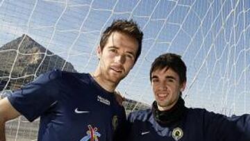 <b>UN TÁNDEM LETAL. </b>Míchel y Carlos Calvo posan para AS. Ambos forman la fábrica de goles del Hércules.