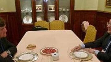 <b>DISTENDIDO ÁGAPE</b>. Camacho y Florentino dialogaron anoche en un restaurante sobre el futuro deportivo del club.