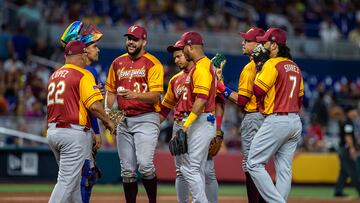 Miami (United States), 15/03/2023.- Players of Venezuela gather at the pitching mound during the 2023 World Baseball Classic Pool D match between Israel and Venezuela at loanDepot park baseball stadium in Miami, Florida, USA, 15 March 2023. (Estados Unidos) EFE/EPA/CRISTOBAL HERRERA-ULASHKEVICH
