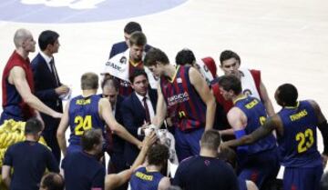 Xavi Pascual y sus jugadores durante un tiempo muerto.