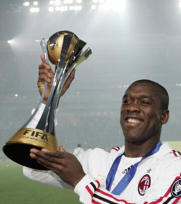 Seedorf posa con la Copa del Mundial de Clubes de 2007.