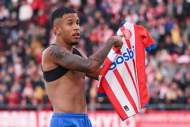 Una de las grandes razones de la mejor clasificación en la historia del Girona en LaLiga fue Savinho. El futbolista entonces del Troyes salió cedido al equipo catalán en una operación cómoda, ya que ambos equipos pertenecen al City Group. El joven extremo firmó una campaña memorable, aportando 11 goles y 10 asistencias que ayudaron al club catalán a quedar en puestos de Champions League. No obstante, a Montilivi le privaron de su estrella, ya que apareció el gigante de la asociación, el Manchester City, para hacerse con los servicios del brasileño tras finalizar la cesión.