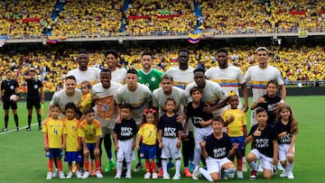 AMDEP8741. BARRANQUILLA (COLOMBIA), 15/10/2024.- Jugadores de Colombia forman este martes, previo a un partido de las eliminatorias sudamericanas para el Mundial 2026, en el estadio Metropolitano en Barranquilla (Colombia). EFE/ Ricardo Maldonado Rozo