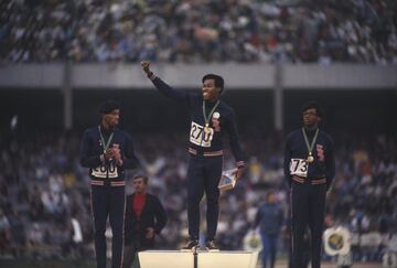 El estadounidense fue uno de los emblemas del Black Power durante los Juegos de México 1968. Decidió no correr la final de los 400 metros como protesta por la expulsión de Tommie Smith y John Carlos. Pero este último le convenció para salir y ganó con 43.86, batiendo su propio récord del mundo. Subió al podio con una boina negra. Falleció en Nigeria, donde era entrenador, con 74 a?os víctima de un derrame cerebral.