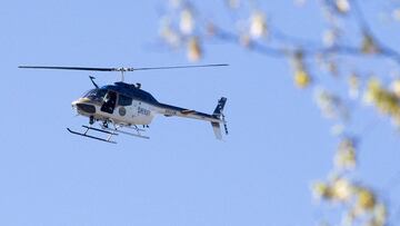 Un helic&oacute;ptero policial sobrevuela el &aacute;rea de Austin-East Magnet High School despu&eacute;s de un tiroteo reportado el lunes 12 de abril de 2021. 