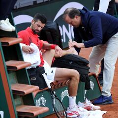 Ni las ampollas pueden con el centenario Djokovic