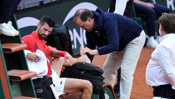 Novak Djokovic recibe atención médica durante su partido contra Corentin Moutet en Roland Garros.