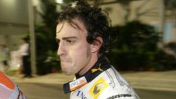 <b>GESTO DE RABIA. </b>Alonso muestra su desencanto tras la avería.