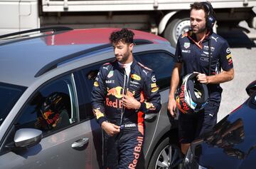 Daniel Ricciardo abandonando el circuito de Hungaroring.