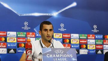 El capit&aacute;n del Olympique de Lyon Maxime Gonalons durante la rueda de prensa previa al partido de Liga de Campeones que ma&ntilde;ana disputar&aacute;n frente al Sevilla, 