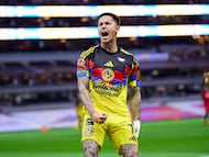 Brian Rodríguez festejando un gol con el América.