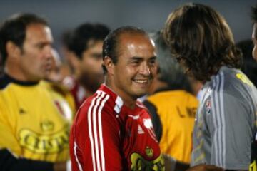 Histórico de Universidad de Chile. El ex volante de contención jugó 16 años en los azules, ganando cinco títulos nacionales, dos Copa Chile y un torneo de ascenso. Además, formó parte del plantel mundialista de la selección chilena en Francia 98'.