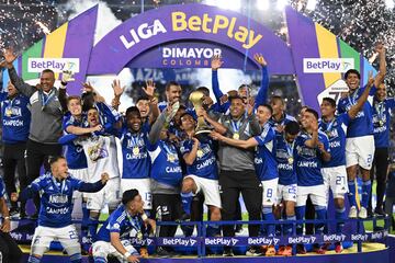 Millonarios celebra el título de la Liga BetPlay tras derrotar a Atlético Nacional este sábado en el estadio El Campín.