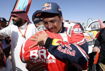 Nasser Al-Attiyah, campeón del Dakar. El catarí acabó la últma etapa a cinco minutos y medio de Loeb, lo que le permite asegurar su cuarta victoria en el rally, superando a Carlos Sáinz.
