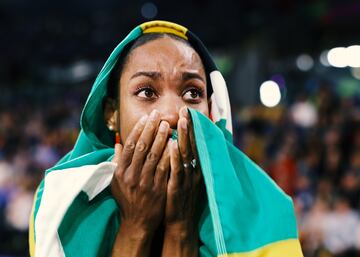 Alegría de Thea LaFond, atleta nacida en Roseau (capital de Dominica), celebra el oro conseguido (15,01).