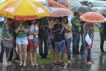 Aficionados del Chapecoense esperan el paso de los camiones que transportan los féretros de los jugadores y miembros del equipo técnico del club, fallecidos en el accidente aéreo en Colombia. 