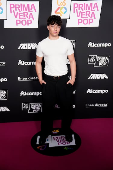El cantante Izan posa en la alfombra roja de LOS40 Primavera Pop.
