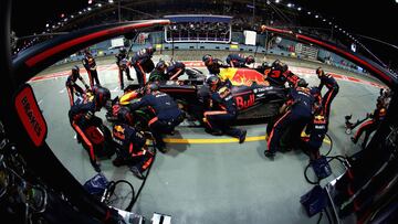 SINGAPORE - SEPTEMBER 17:  Daniel Ricciardo of Australia driving the (3) Red Bull Racing Red Bull-TAG Heuer RB13 TAG Heuer makes a pit stop for new tyres during the Formula One Grand Prix of Singapore at Marina Bay Street Circuit on September 17, 2017 in Singapore.  (Photo by Mark Thompson/Getty Images)