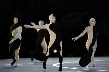 Bailarines de la Accademia del Teatro alla Scala durante la ceremonia inaugural de los Juegos Olímpicos de Invierno Milán-Cortina en el Estadio San Siro.