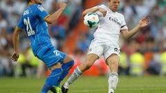 Michel, jugador del Getafe, lucha por el bal&oacute;n con Illarramendi, jugador del Real Madrid.