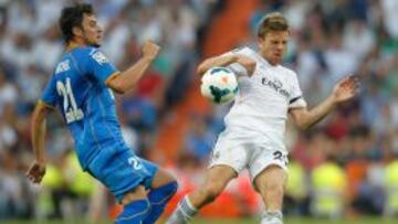 Michel, jugador del Getafe, lucha por el bal&oacute;n con Illarramendi, jugador del Real Madrid.