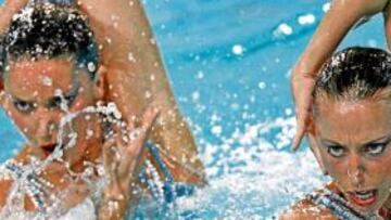 <b>DÚO DE ORO. </b>Andrea Fuentes y Gemma Mengual realizan el ejercicio de dúo al mediodía en Eindhoven. Fue el tercer oro para Mengual, y el segundo para Fuentes.