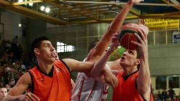 Gustavo Ayón y Esteban Batista.