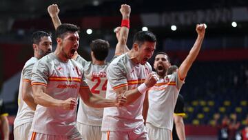 Alex Dujshebaev y Ángel Fernandez celebran el triunfo de la primera jornada ante Alemania.