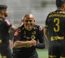 ‘Chupete’ Suazo es una leyenda por cosas como estas: ¡golazo y tres asistencias con 42 años!