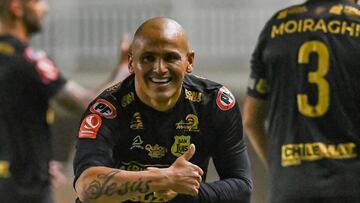 ‘Chupete’ Suazo es una leyenda por cosas como estas: ¡golazo y tres asistencias con 42 años!