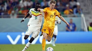 De Jong saca a Van Gaal del atolladero