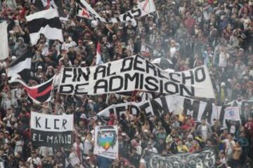 Miles de hinchas albos se hicieron presente en el Estadio Monumental.