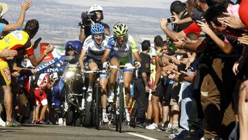 Vincenzo Nibali y Dan Martin ascienden el Alto de la Covatilla durante la Vuelta a Espa&ntilde;a 2011.