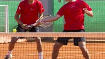 Los españoles Alejandro Davidovich Fukina y Nikolas Sanchez Izquierdo, en un partido de dobles durante la Copa Davis júnior que se celebra esta semana en la Caja Mágica de Madrid.
