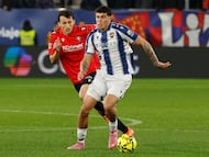 PAMPLONA, 08/12/2025.- El delantero croata del Osasuna Ante Budimir (i) pelea un balón con el defensa uruguayo del Levante Alan Matturro, durante el partido de LaLiga entre el Osasuna y el Levante, este lunes en el estadio del Sadar.EFE/ Villar López