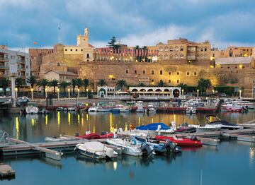 En la foto, vista del atardecer de los veleros amarrados en el puerto de Melilla con la Fortaleza de la ciudad vieja al fondo.