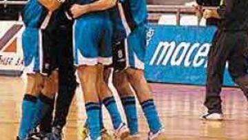 <b>ALEGRÍA.</B> Isco, autor del segundo gol, lo celebra con sus compañeros.