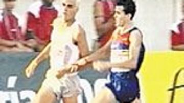 <b>Reyes-Higuero, a la greña</b>. En la última curva de la primera semifinal de 1.500 metros, Reyes Estévez se dispone a pasar a Juan Carlos Higuero. Éste le empuja levemente con el brazo y el barcelonés le recrimina su acción. La cosa no pasó a mayores entre las dos estrellas españoles del mediofondo.