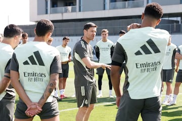 Xabi Alonso se dirige a los jugadores durante el entrenamiento de esta mañana. 