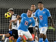 Queretaro's Argentine forward #10 Lucas Rodriguez (L) and Cruz Azul's Polish midfielder #07 Mateusz Bogusz fight for the ball during the Liga MX Clausura football match between Cruz Azul and Queretaro at Olimpico Universitario stadium in Mexico City on February 23, 2025. (Photo by Alfredo ESTRELLA / AFP)