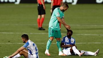 Nacho consuela a Assale en el partido que sirvió de descenso del Leganés a Segunda. 