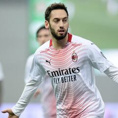 Theo y Achraf mantienen a Milan e Inter en la cima