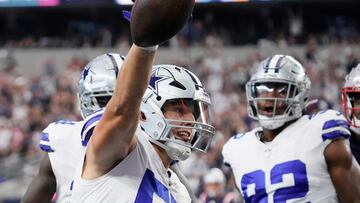 ARLINGTON, TEXAS - OCTOBER 01: Leighton Vander Esch #55 of the Dallas Cowboys celebrates after returning a fumble for a touchdown during the second quarter against the New England Patriots at AT&T Stadium on October 01, 2023 in Arlington, Texas. Sam Hodde/Getty Images/AFP (Photo by Sam Hodde / GETTY IMAGES NORTH AMERICA / Getty Images via AFP)