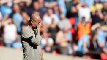 Pep Guardiola, entrenador del Manchester City, se lamenta durante el partido de FA Cup ante el Liverpool.