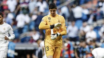 Courtois, para olvidar: pitos de la grada y cambiado en el descanso