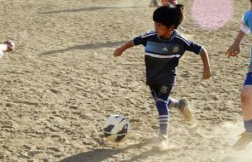 Claudio Nancufil, argentino de ocho años de edad, prodigio de los Andes del sur, que podría confundirse con un clon de Lionel Messi en poco tiempo puede tomar el mismo camino a la gloria del fútbol como el as de Barcelona. Nancufil, pequeño para su edad, se ha convertido en una sensación en los medios desde que salió como un talento inusual en el modesto club de Martin Guemes en la estación de esquí de Bariloche.