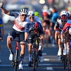 Pedersen deja a Van der Poel sin premio tras 80 km de fuga